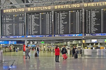 Na letisku vo Frankfurte zavládol strach, evakuovali časť pasažierov