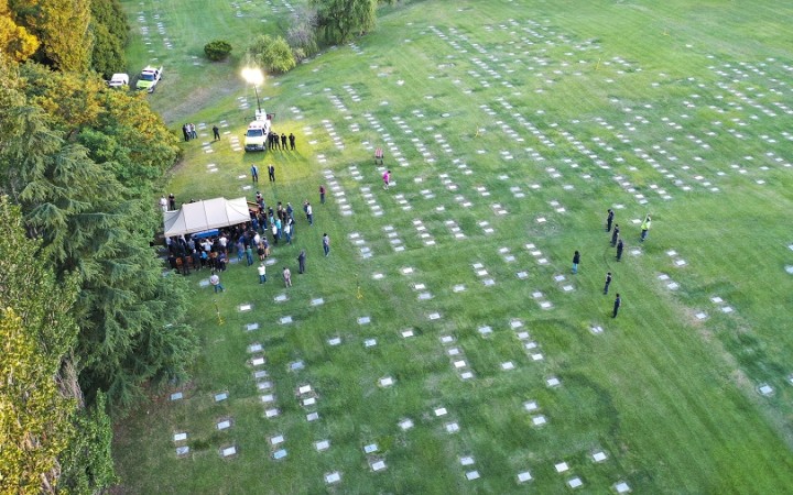 Zosnulého futbalistu Diega Maradonu pochovali na súkromnom cintoríne Jardin de B