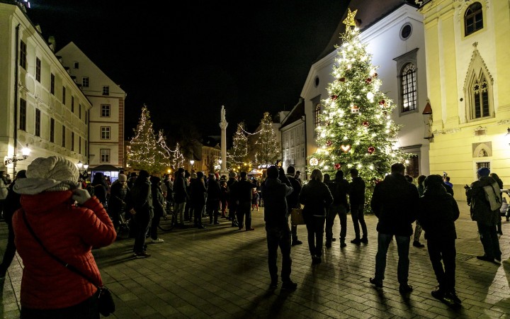 Bratislava: Na Hlavnom námestí rozsvietili vianočný stromček