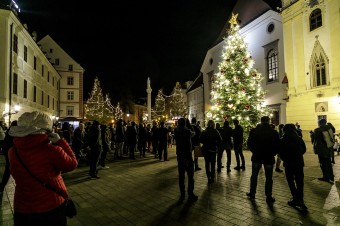 Bratislava: Na Hlavnom námestí rozsvietili vianočný stromček