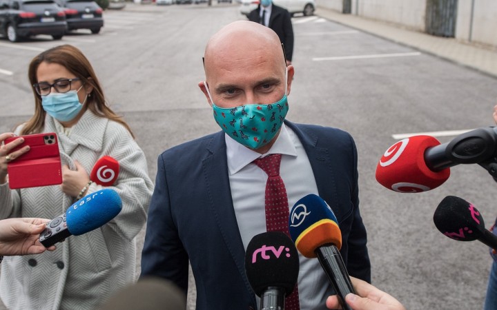 Deti sa do Vianoc do škôl nevrátia, krízový štáb neschválil Gröhlingov plán