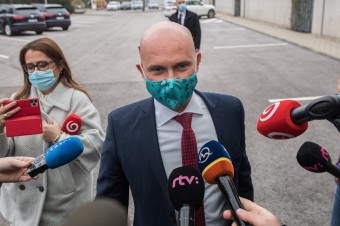 Deti sa do Vianoc do škôl nevrátia, krízový štáb neschválil Gröhlingov plán