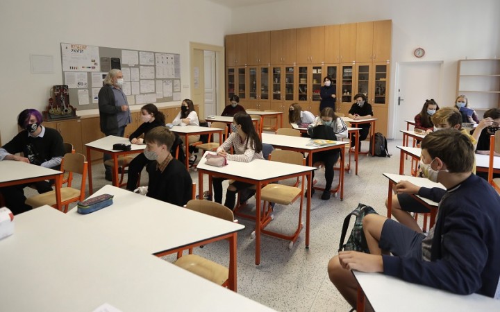 Môj život orbituje okolo online hodín a vyučujúca na pandémiu neverí