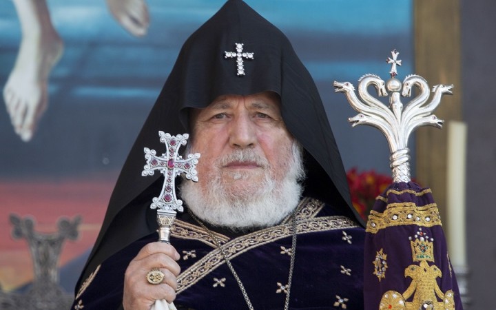 Najvyšší pravoslávni predstavitelia vyzvali premiéra Pašinjana, aby odstúpil