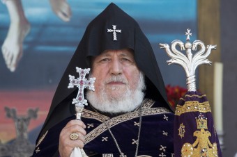 Najvyšší pravoslávni predstavitelia vyzvali premiéra Pašinjana, aby odstúpil