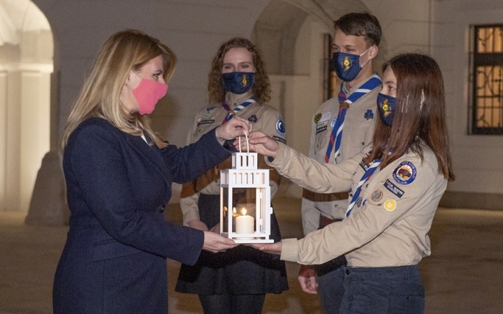 Prezidentka Zuzana Čaputová si od skautov prevzala betlehemské svetlo