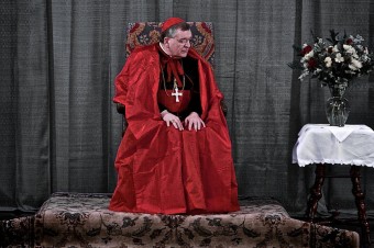 Nosí dlhú vlečku a oponuje pápežovi. Kto je kardinál Burke?