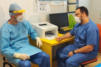 V Košiciach už nastúpilo do nemocnice vyše dvadsať kňazov, odbremenia personál