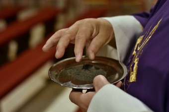Popolec sa bude sypať, pri krizme možno použiť rukavice alebo tampón