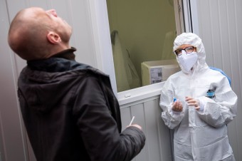 Od soboty bude možné prihlásiť sa na testovanie kloktaním