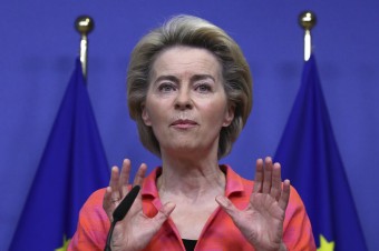 Európska komisia napla svaly, aby sa potom rýchlo stiahla