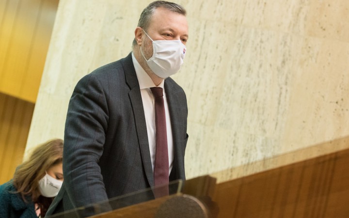 Pomoc pre firmy a živnostníkov by sa mala zvýšiť a rozšíriť
