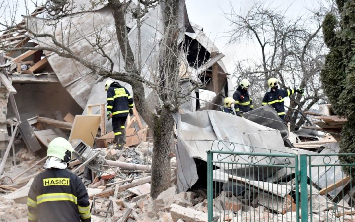 V Bánovciach nad Ondavou vybuchol rodinný dom, z trosiek vytiahli živého muža
