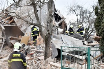 V Bánovciach nad Ondavou vybuchol rodinný dom, z trosiek vytiahli živého muža