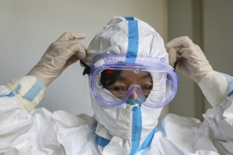 Experti WHO odmietli teóriu o úniku z laboratória vo Wu chane