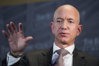 Šéf spoločnosti Amazon Jeff Bezos sa opäť vrátil na pozíciu najbohatšieho
