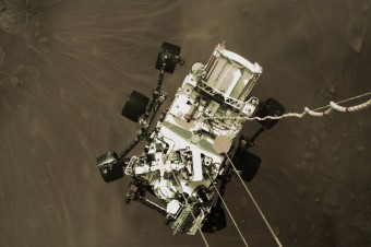 Robotické vozidlo Perseverance absolvovalo prvú jazdu na Marse