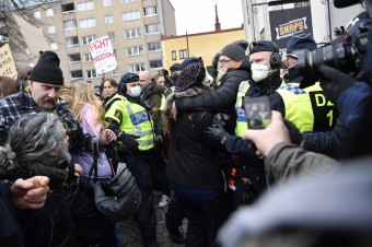 Tisícky ľudí vo Viedni a Štokholme protestovali proti koronavírusovým opatreniam