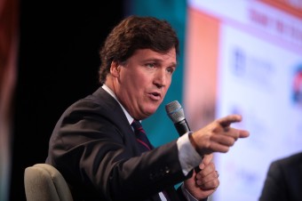 Konzervatívna komentátorská hviezda Tucker Carlson bude moderovať novú reláciu