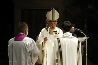 Pápež František počas veľkonočnej vigílie na Bielu sobotu vyzval veriacich, aby 
