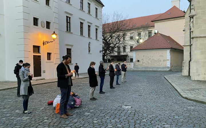 Aktivisti vyzývajú na modlitbu pred kostolmi, kým sa neobnovia bohoslužby