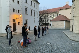 Aktivisti vyzývajú na modlitbu pred kostolmi, kým sa neobnovia bohoslužby