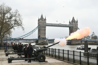 Británia si čestnými salvami uctila pamiatku princa Philipa