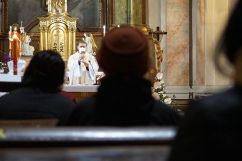 O prvé bohoslužby bol veľký záujem, kňazi ani veriaci neskrývali emócie