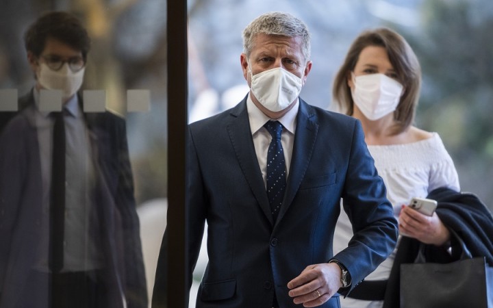 Vakcínu prekontrolujú aj Rusi, očkovať sa ním začne najskôr na konci mája