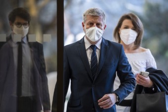 Vakcínu prekontrolujú aj Rusi, očkovať sa ním začne najskôr na konci mája