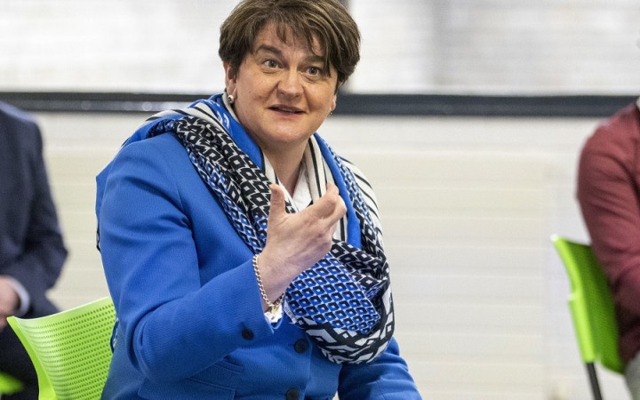 Severoírska premiérka rezignovala, odstúpila aj z funkcie predsedníčky strany