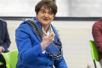 Severoírska premiérka rezignovala, odstúpila aj z funkcie predsedníčky strany