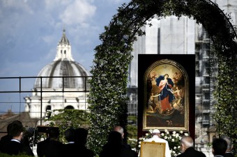 Priamy prenos z modlitby svätého ruženca vo Vatikánskych záhradách za účasti páp