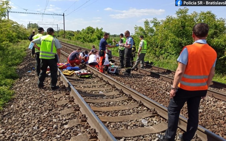 Vlak zrazil dve maloleté dievčatá v bratislavskej Devínskej Novej Vsi
