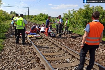 Vlak zrazil dve maloleté dievčatá v bratislavskej Devínskej Novej Vsi