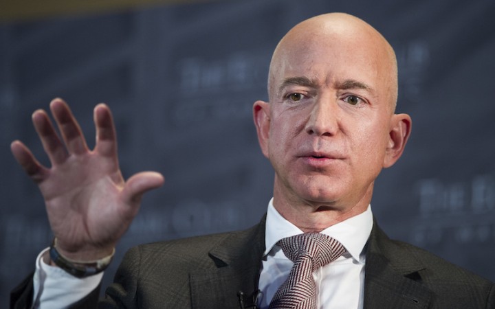Najbohatší muž sveta Jeff Bezos poletí s bratom v júli do vesmíru