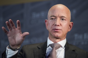 Najbohatší muž sveta Jeff Bezos poletí s bratom v júli do vesmíru