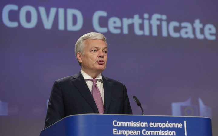 Europoslanci schválili zavedenie COVID pasov, platiť budú od 1. júla