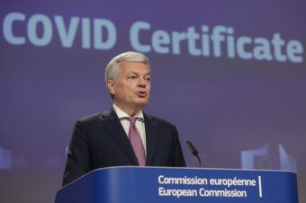 Europoslanci schválili zavedenie COVID pasov, platiť budú od 1. júla