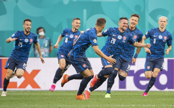 Slovenských futbalistov zasiahol deň pred duelom so Švédskom koronavírus