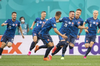 Slovenských futbalistov zasiahol deň pred duelom so Švédskom koronavírus