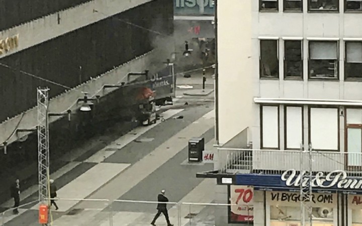 V Štokholme došlo k útoku autom, niekoľko osôb je mŕtvych