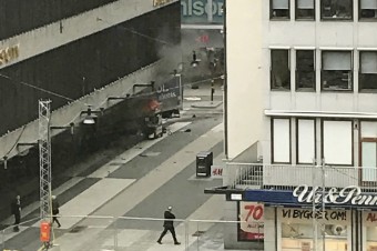 V Štokholme došlo k útoku autom, niekoľko osôb je mŕtvych