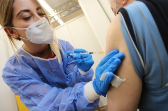 Ani očkovanie ju nezastaví, no mohlo by ju spomaliť, aby nemocnice neskolabovali