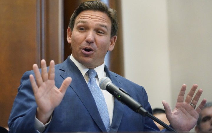 Ron DeSantis v prieskume popularity prekonal Donalda Trumpa