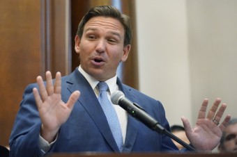 Ron DeSantis v prieskume popularity prekonal Donalda Trumpa