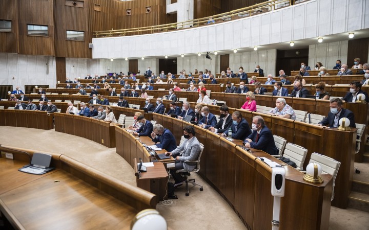 Bývalým komunistickým funkcionárom sa znížia dôchodky