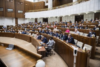 Bývalým komunistickým funkcionárom sa znížia dôchodky