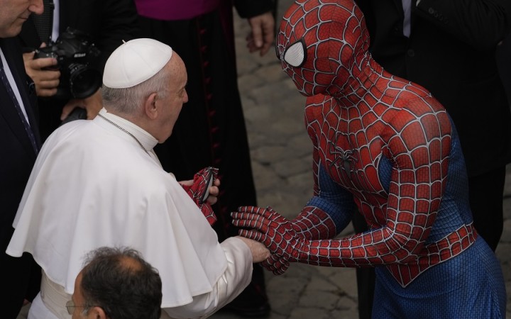 Pápež František sa pozdravil so Spidermanom, ktorý pomáha chorým deťom