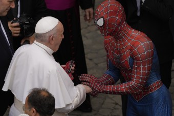 Pápež František sa pozdravil so Spidermanom, ktorý pomáha chorým deťom
